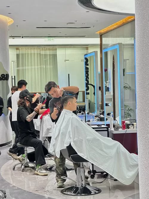 沙龙美发4：体验顶级美发沙龙，设计专属发型