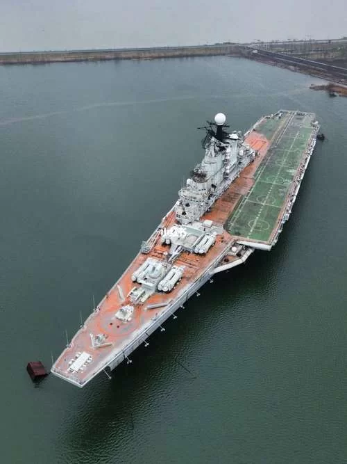 深入了解光辉级航空母舰：设计、建造与服役历程