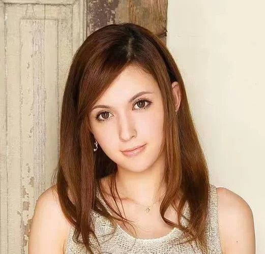 深扒龙泽罗拉：她是如何成为家喻户晓的明星的？