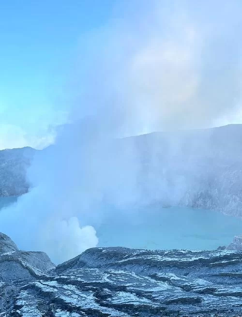 火山地狱硫磺：探秘伊真火山蓝色火焰奇观