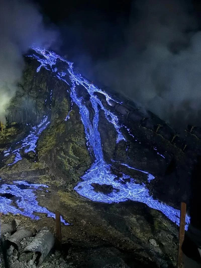 火山地狱硫磺：探秘伊真火山蓝色火焰奇观