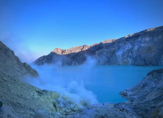 火山地狱硫磺：探秘伊真火山蓝色火焰奇观
