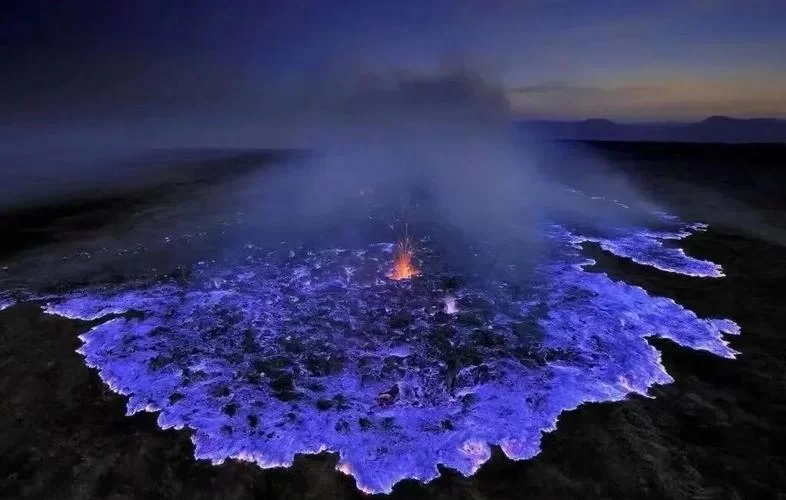 火山地狱硫磺：探秘伊真火山蓝色火焰奇观