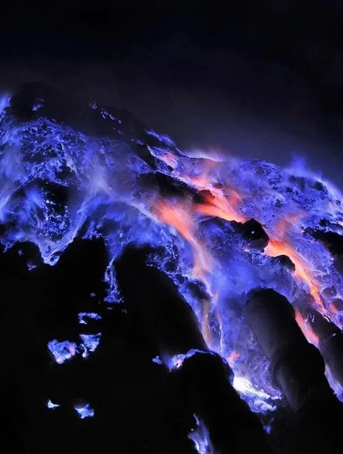火山地狱硫磺：探秘伊真火山蓝色火焰奇观
