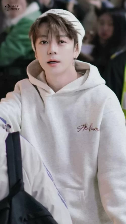 王栎鑫微博最新动态：二胎喜讯还是离婚风波？