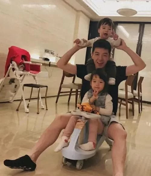 王栎鑫微博最新动态：二胎喜讯还是离婚风波？