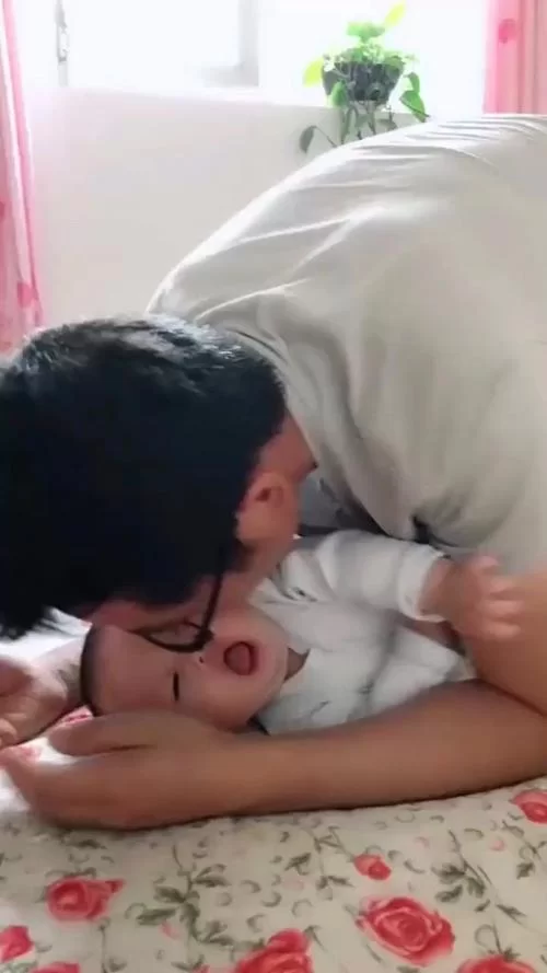 看完泪奔！5岁女儿住狗窝，战神爸爸的父爱令人动容
