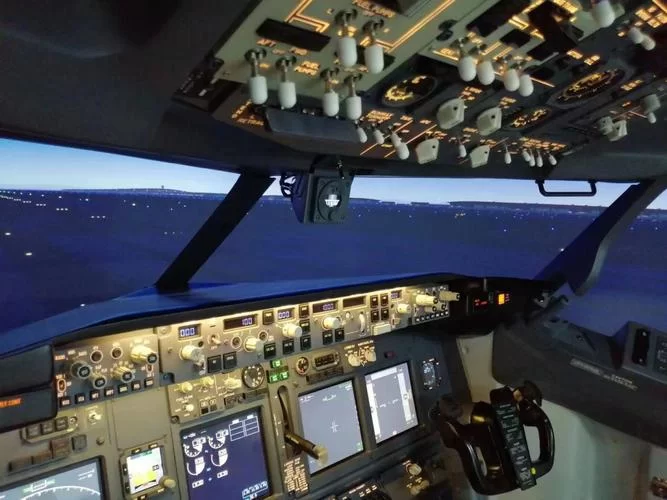 真实模拟飞行驾驶舱：玩转空中自由翱翔