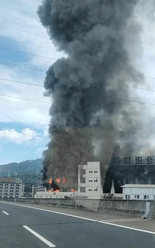 福州厂房火灾：jian3现场画面曝光，火势有多猛？
