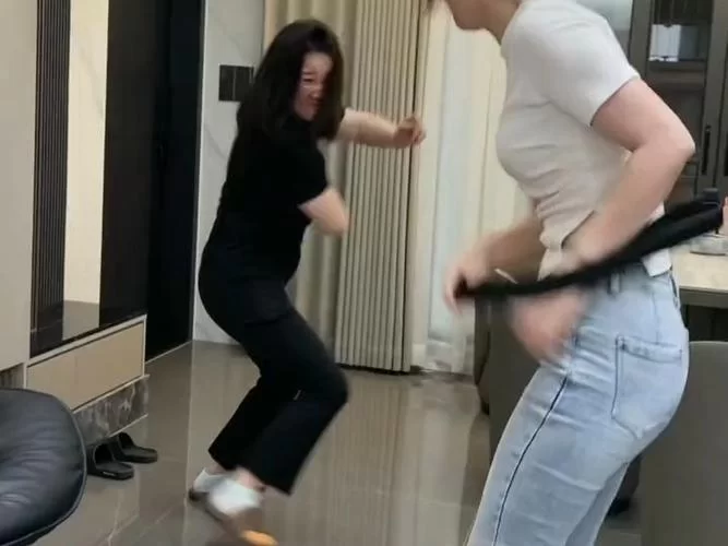 网传女子打赌输了被打屁股，真相究竟如何？
