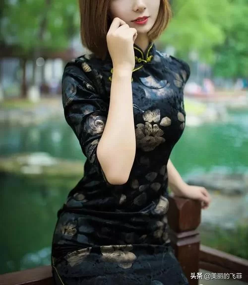 老师穿旗袍黑色丝袜玩：大胆诱惑的秘密教学