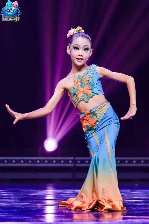 舞房之夜：专业舞者，精彩演出，带你体验不一样的舞蹈盛宴！