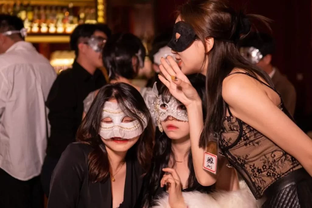 蒙面派对策划：有哪些好玩的现场互动游戏？