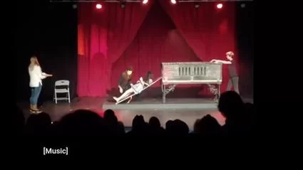 视频教学：教你如何表演把美女分成两半的魔术。