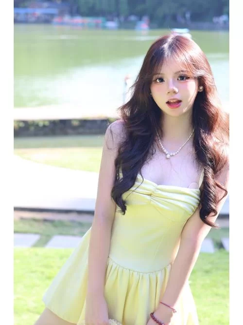 谁是淡黄的长裙蓬松的头发这句歌词的原唱？