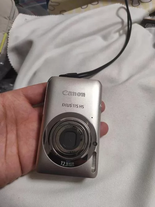 轻薄便携佳能IXUS115HS：入门级卡片相机推荐