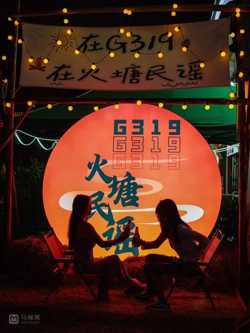 这句“一杯敬朝阳一杯敬月光”是什么歌里的？歌曲表达了什么含义？