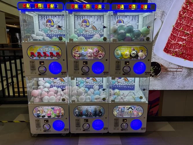 迷你抓娃娃机：家用小型投币机，好玩又省钱！
