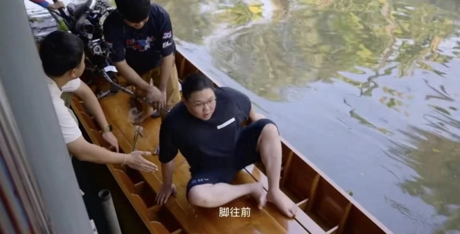 重磅！PDD照片流出，与五五开澳门游玩，网友热议不断