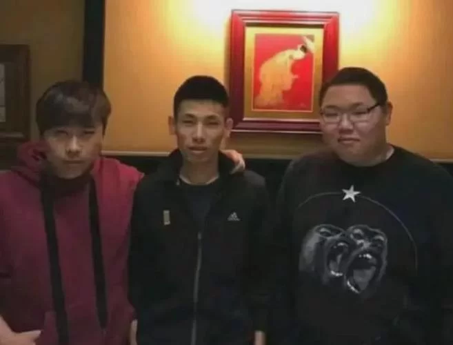 重磅！PDD照片流出，与五五开澳门游玩，网友热议不断