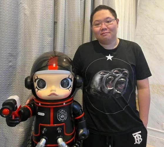 重磅！PDD照片流出，与五五开澳门游玩，网友热议不断