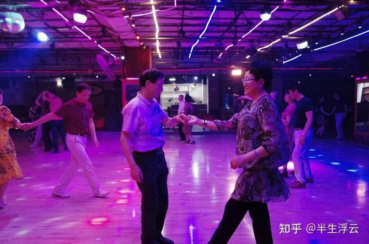 难得一见！张德全和妻子康氏的合照，引发网友热议