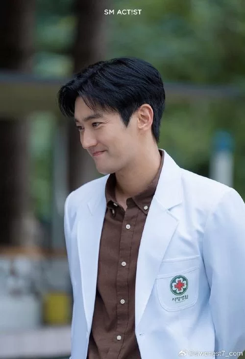 韩国男神彩虹王子：崔始源的慈善与争议