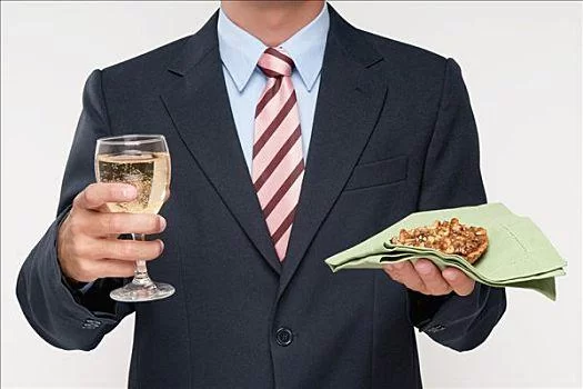 高品质手拿酒杯图片：适用于各种场景