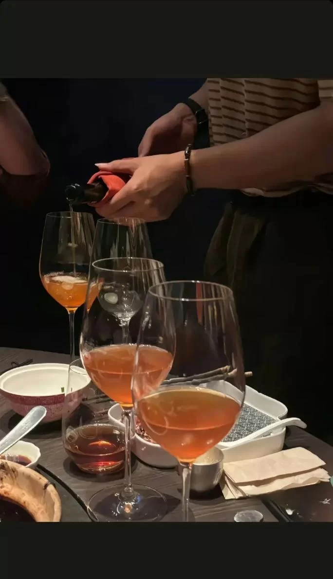 高品质手拿酒杯图片：适用于各种场景