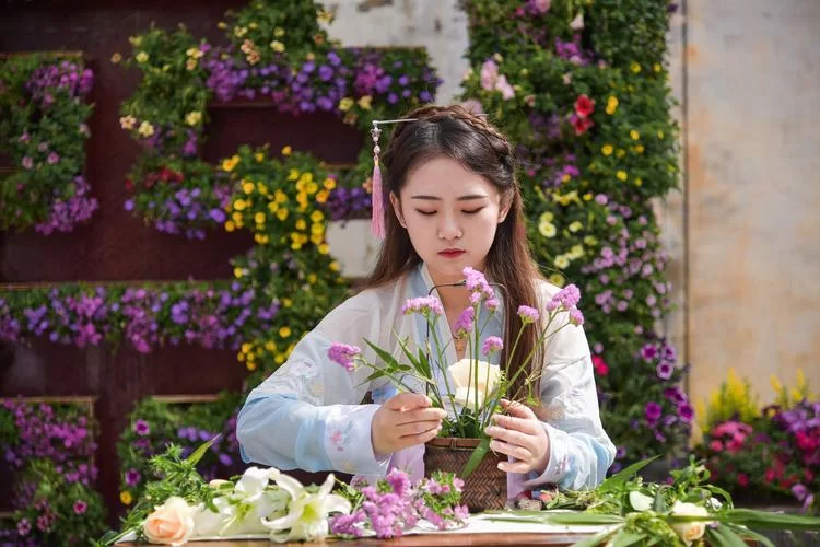 鲜花小镇游戏下载：体验梦幻花店经营，打造你的花田小镇