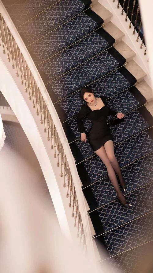 黑丝美图合集：展现女性魅力的绝佳选择，精美图片推荐