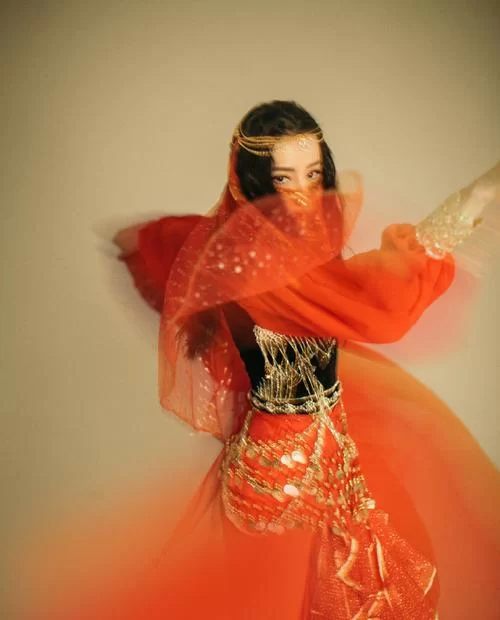 红色面纱游戏攻略指南 角色培养与装备选择