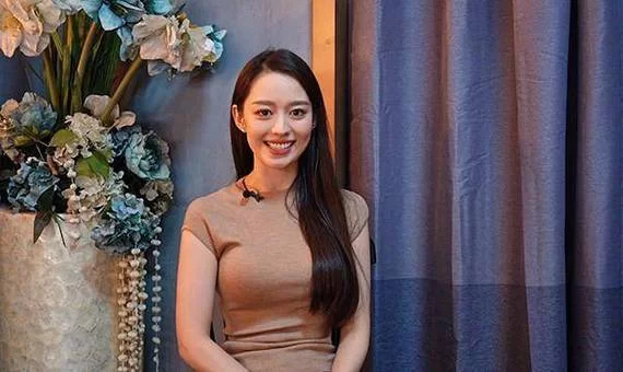 邻居的女儿爱丽丝最新成长变化简直认不出来了